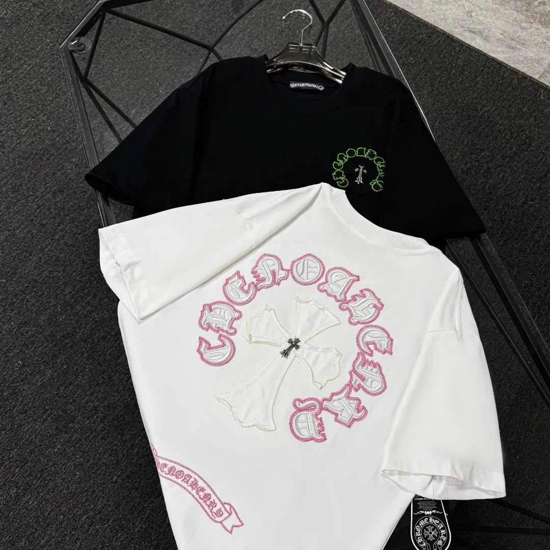 P180 Chrome Hearts 25 high-end versions. The fabric is made of 300 grams of high-density pure cotton. It does not deform or shrink. It has three labels. It is the same style for men and women. Technology: patch embroidery + original development hardware. Color: white, black. SIZE: S-XL.